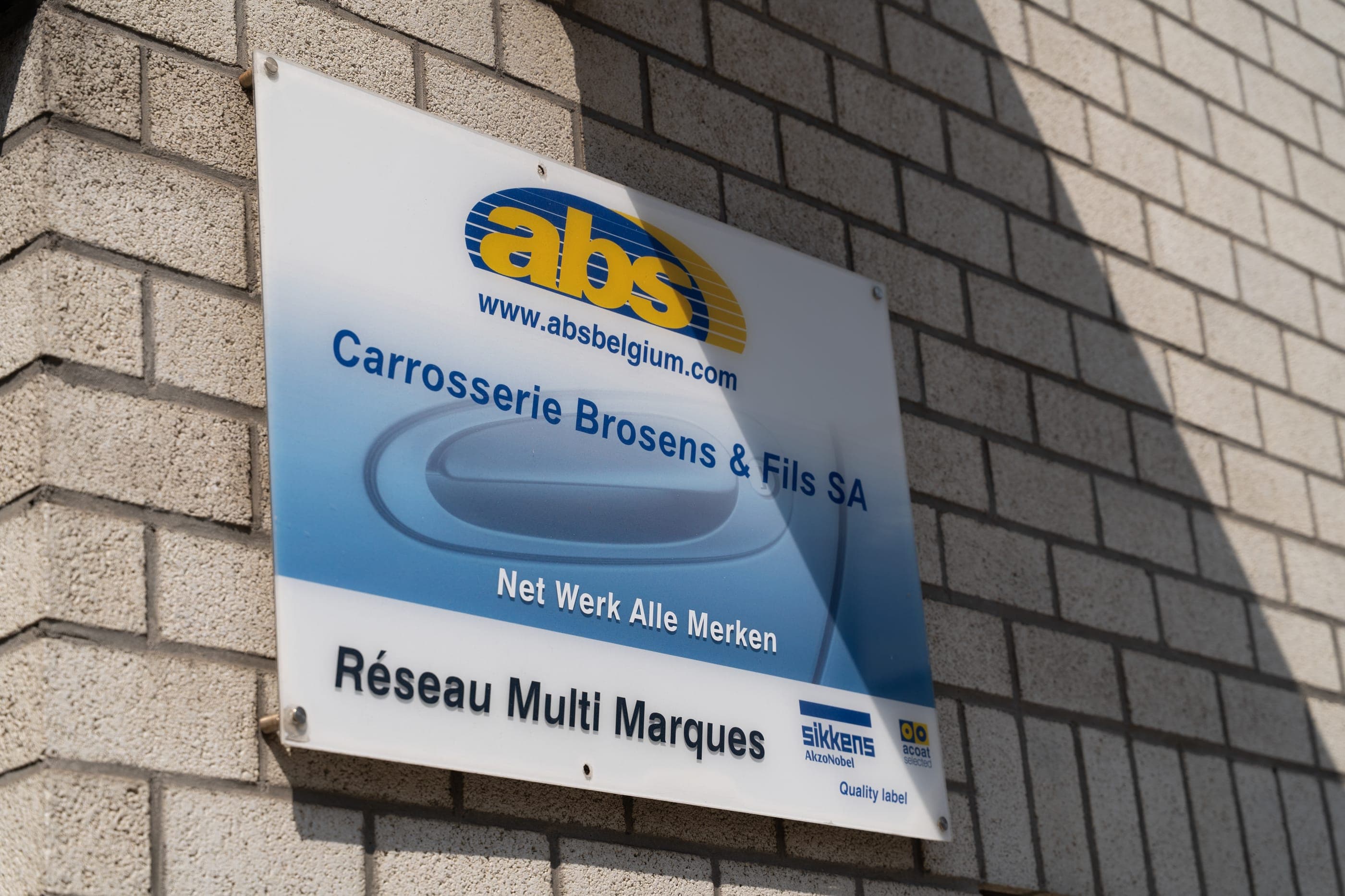 Enseigne ABS Réseau Multi Marques de Carrosserie Brosens & Fils sur la façade de l’atelier