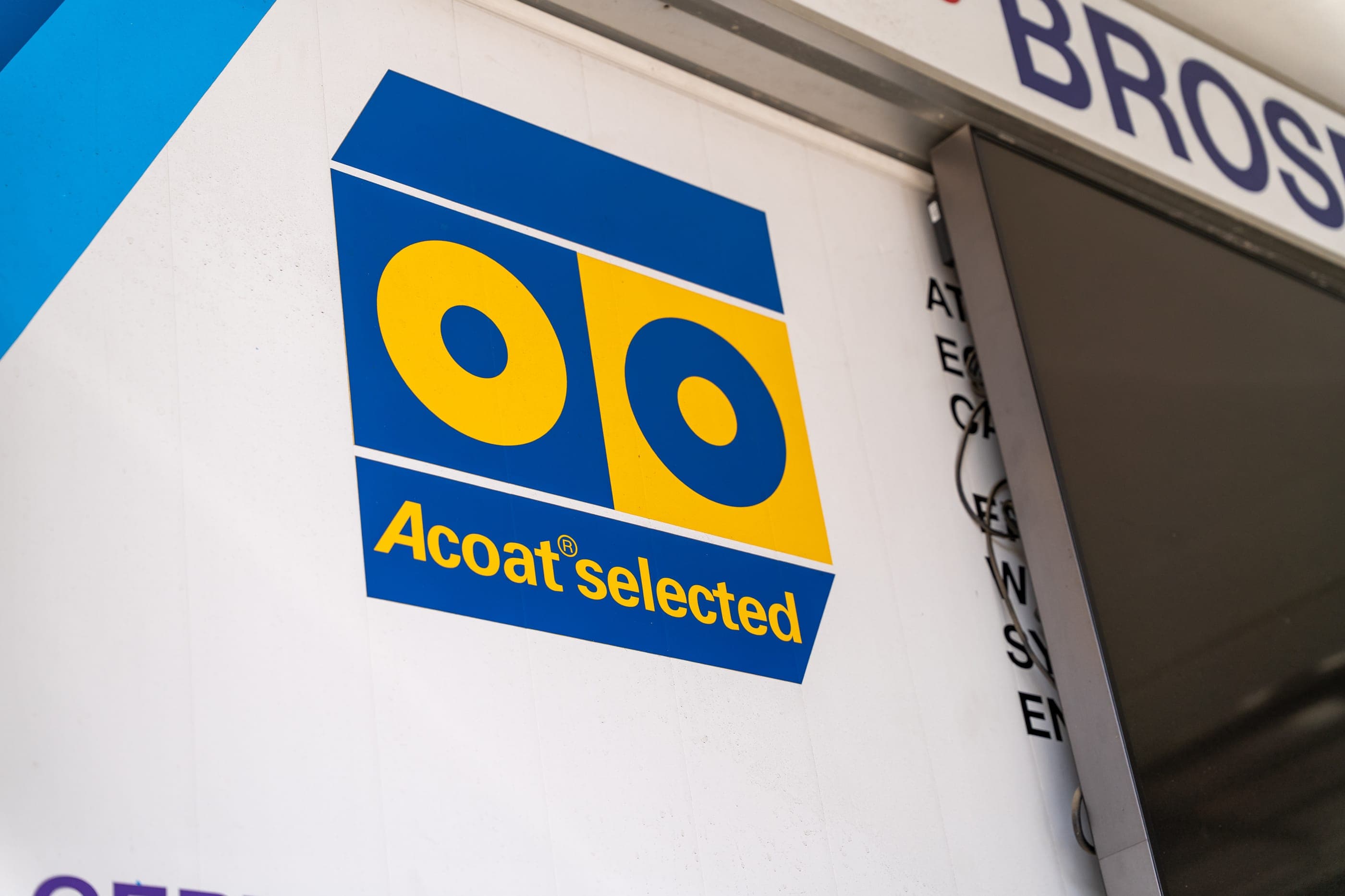 Enseigne Acoat Selected à l’entrée de l’atelier Carrosserie Brosens