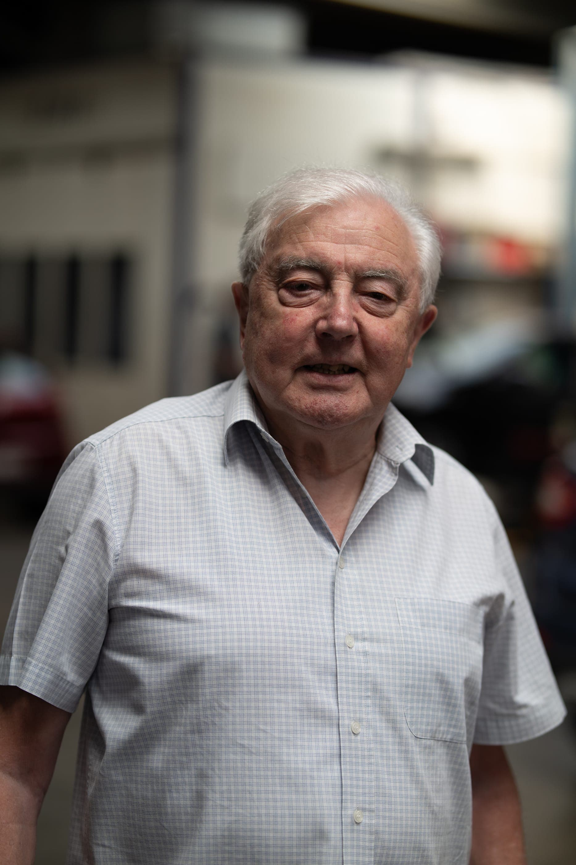 Portrait d’Edwin Brosens, fondateur de la carrosserie, dans l’atelier